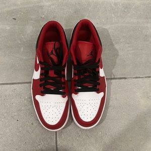 Air Jordan 1 Low
Men's Shoes size 13